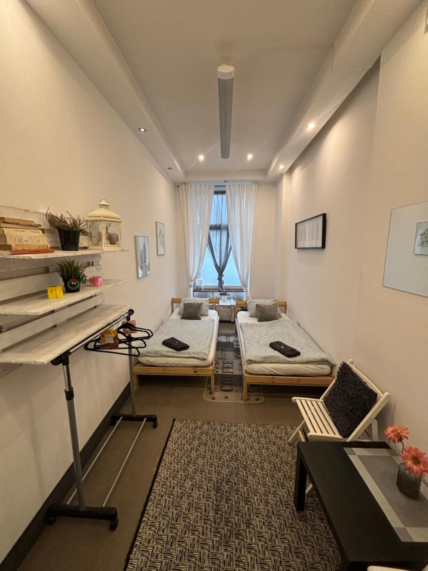 Flyfly Hostel , Darmowy Parking , Rezerwuj Przez Urzadzenia Mobilne -10 Procent Вроцлав Екстериор снимка