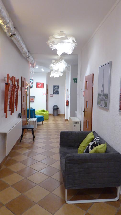 Flyfly Hostel , Darmowy Parking , Rezerwuj Przez Urzadzenia Mobilne -10 Procent Вроцлав Екстериор снимка